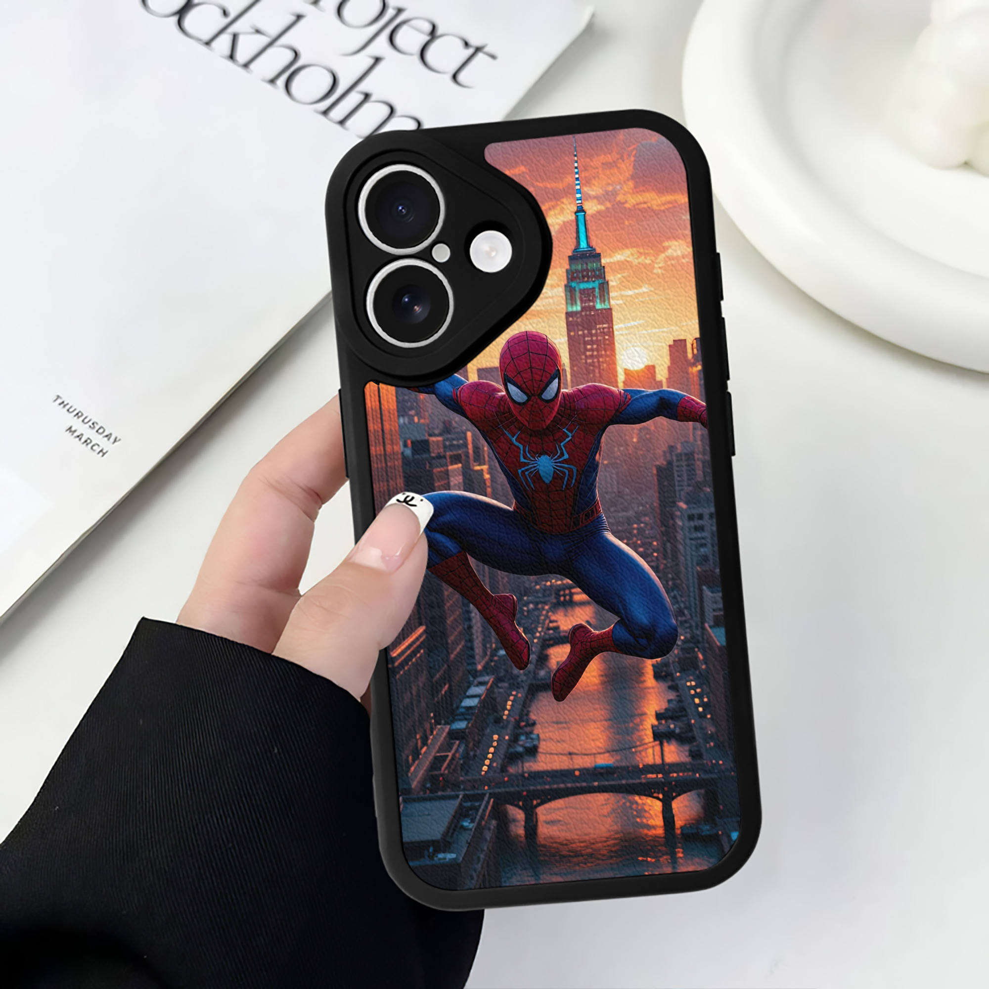 Spider Man スパイダーマン 【iPhone 16シリーズ対応】シリコンスマホケース（レザー調） 材質：シリコン
